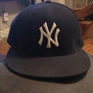 FLAT BILL YANKEES HAT